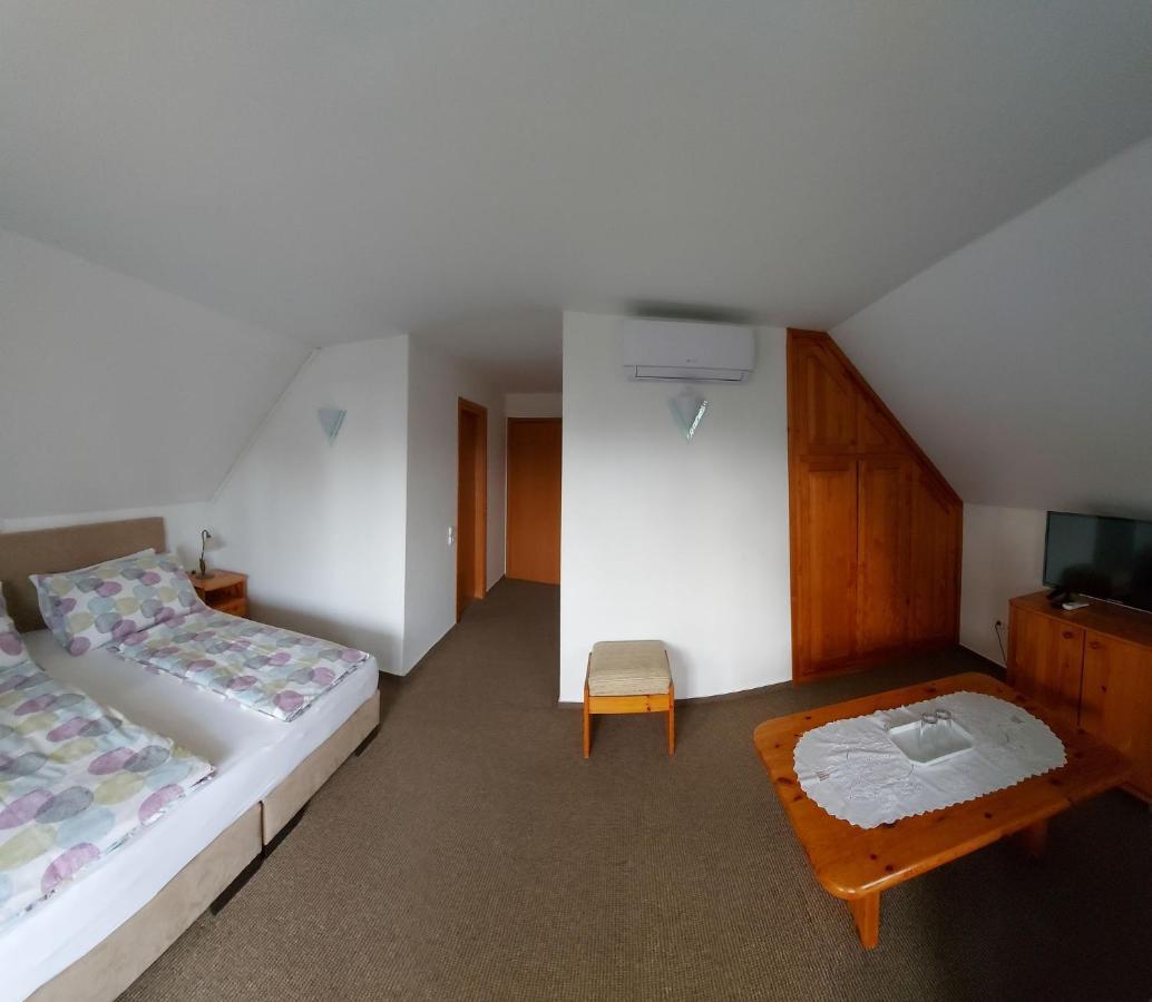 Emil Porta Hotel Balatongyorok Ngoại thất bức ảnh