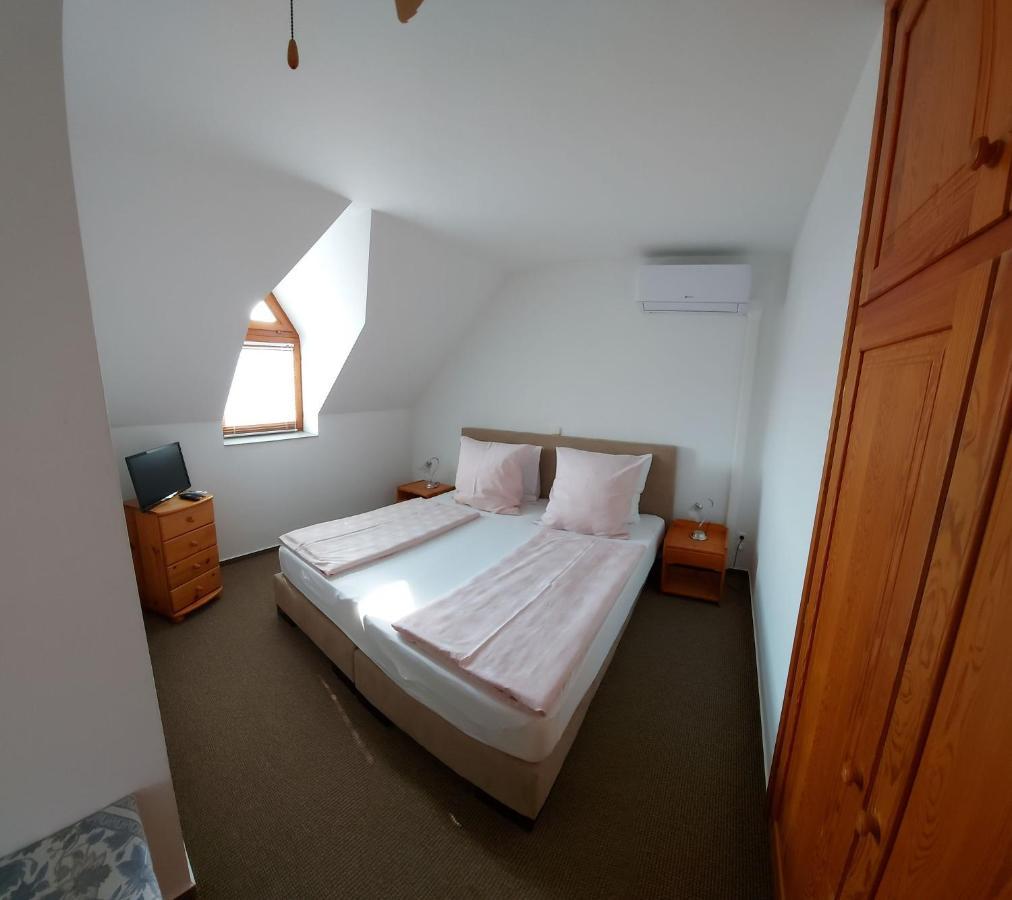 Emil Porta Hotel Balatongyorok Ngoại thất bức ảnh